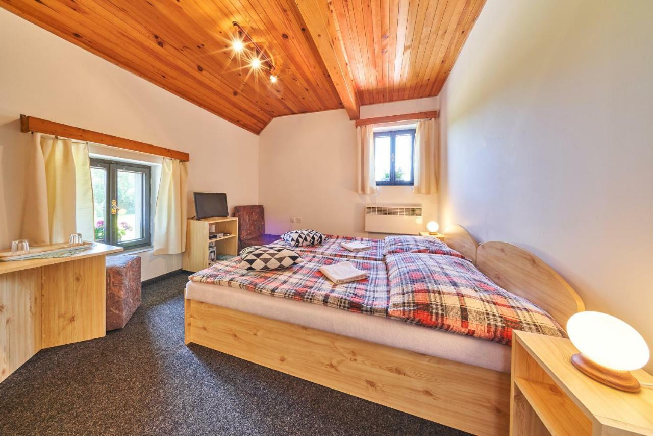 Penzion Pod Lesem Hotel Hodkovice ภายนอก รูปภาพ