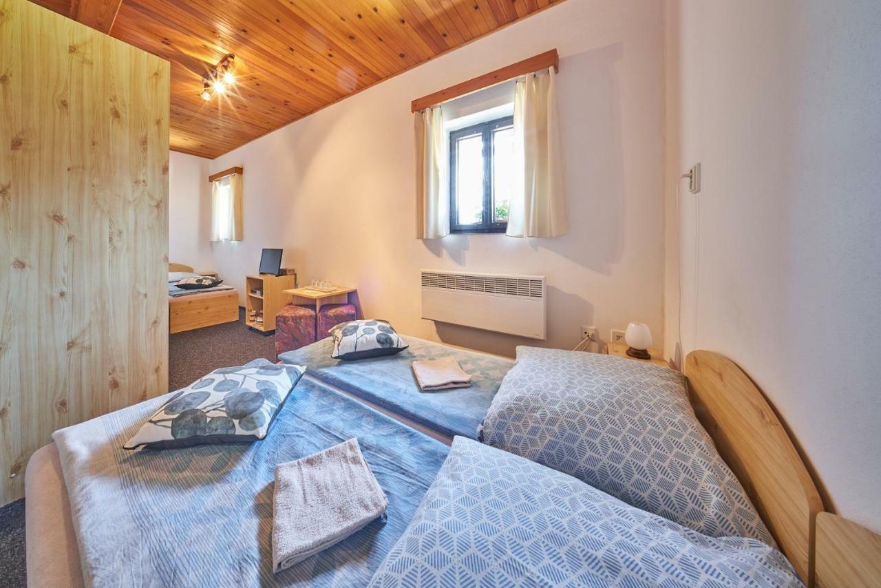 Penzion Pod Lesem Hotel Hodkovice ภายนอก รูปภาพ