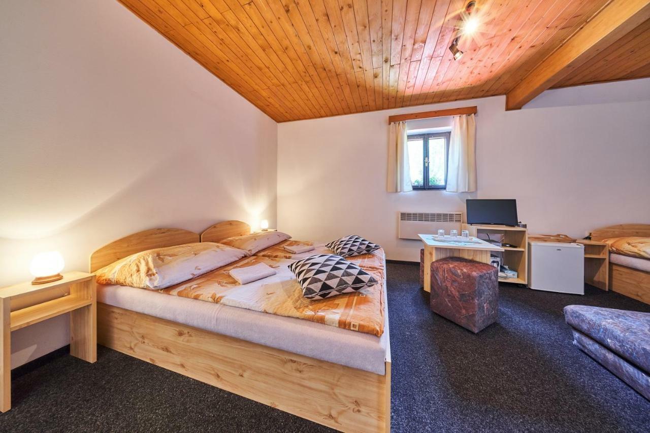 Penzion Pod Lesem Hotel Hodkovice ภายนอก รูปภาพ