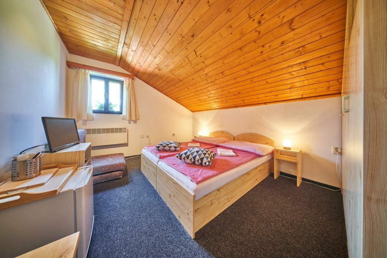 Penzion Pod Lesem Hotel Hodkovice ภายนอก รูปภาพ